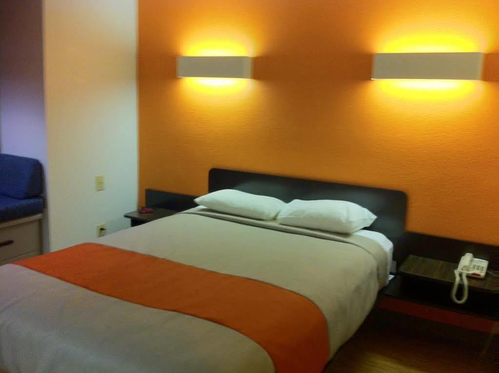 Motel 6 Indianapolis Carmel Екстериор снимка