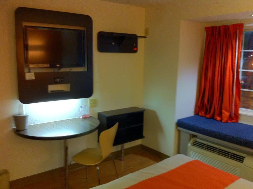 Motel 6 Indianapolis Carmel Екстериор снимка