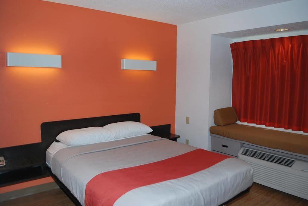 Motel 6 Indianapolis Carmel Екстериор снимка